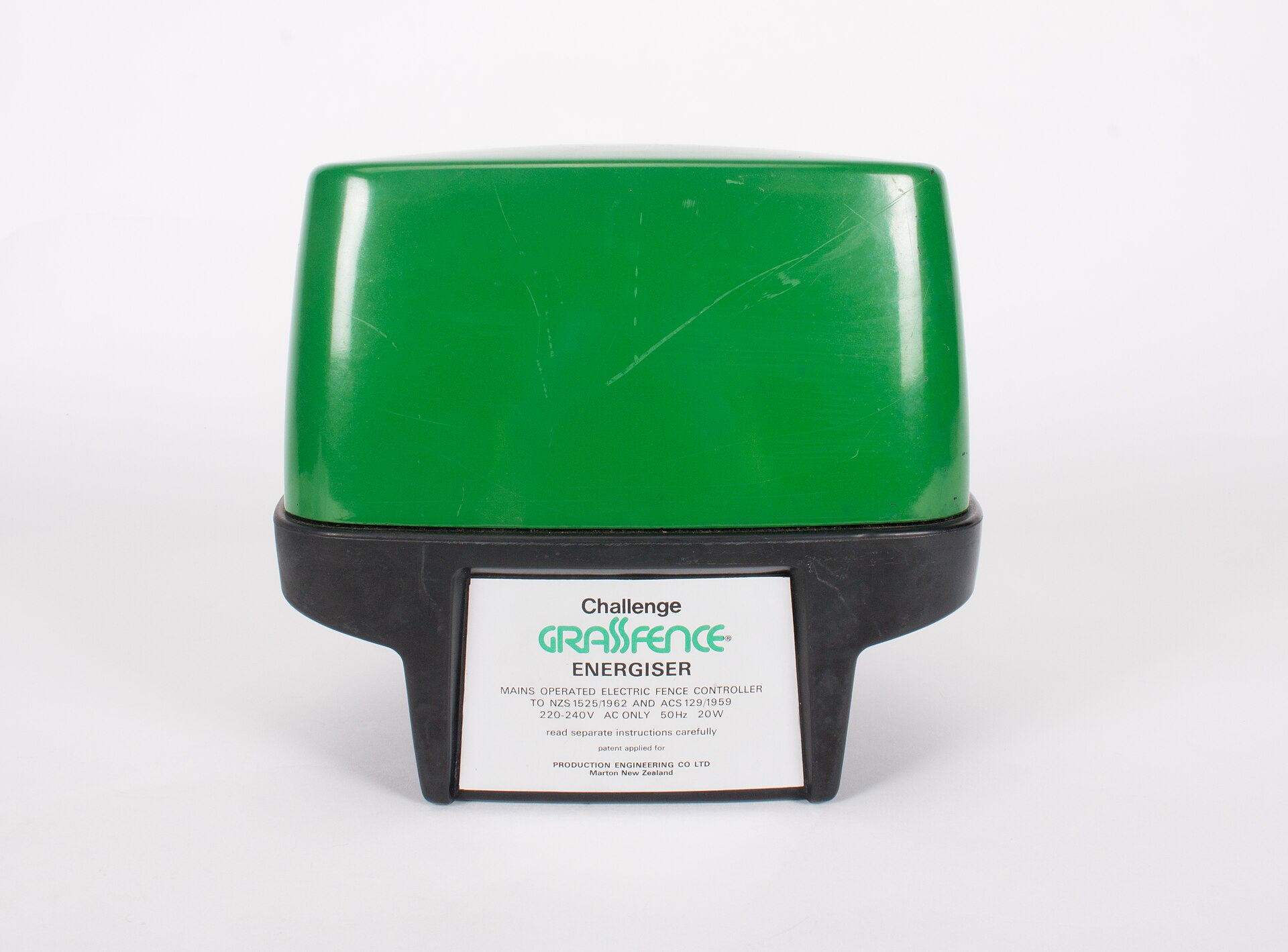 Plug-in electric fence energizer