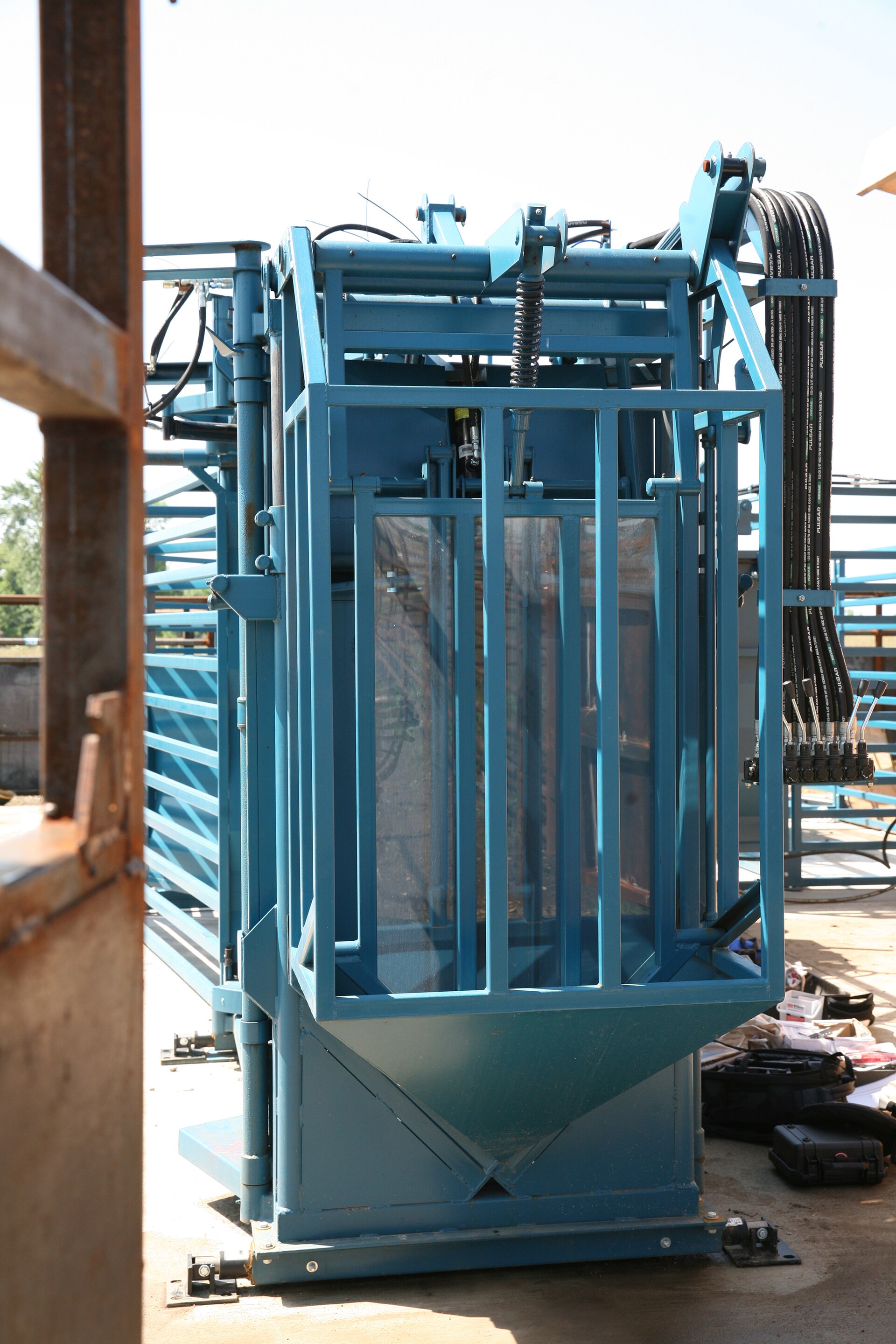 Hydraulic squeeze chute at a handling facility